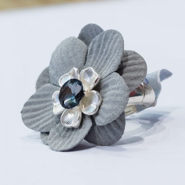 Anillo ajustable flor tela gris