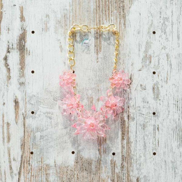 Collar corto flores pinchudas resina rosa