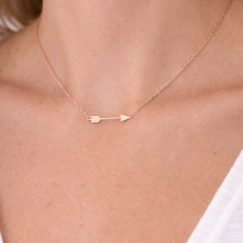 Acero gargantilla flecha