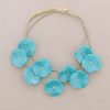 Collar corto doble fila flores resina - Imagen 2